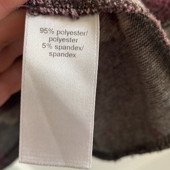 🤩3 for $15 SALE🤩 Maurices Gray Floral Print Top - Picture 5 of 7